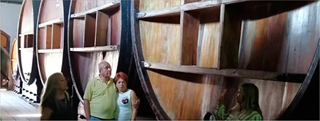 Imagen de turistas en el interior de bodega