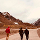 Imagen de personas caminando en la montaña.