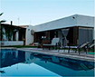 Imagen de la habitaciones con piscina adelante. 
