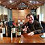 Imagen de una persona sonriendo luego de una degustación de vinos