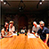 Imagen de personas en una mesa durante una degustación de vinos.