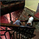 Imagen de personas bajando escaleras a una cava de vinos subterránea.