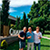 Imagen de tres personas en lso jardines de la Bodega Chandón.