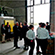 Evento en interior de bodega para turistas.