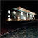 Vista exterior nocturna de bodega de Mendoza.