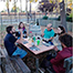 Imagen de cianco perssonas almorzando en el exterior de Bodega Passionate
