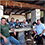 Imagen de un grupo de personas degustando vinos. 