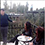 Imagen de un enólogo dando una charla de vinos y dos mjueres sentadas escuchando.
