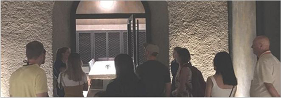Imagen de visita guiada, turistas en interior de bodega